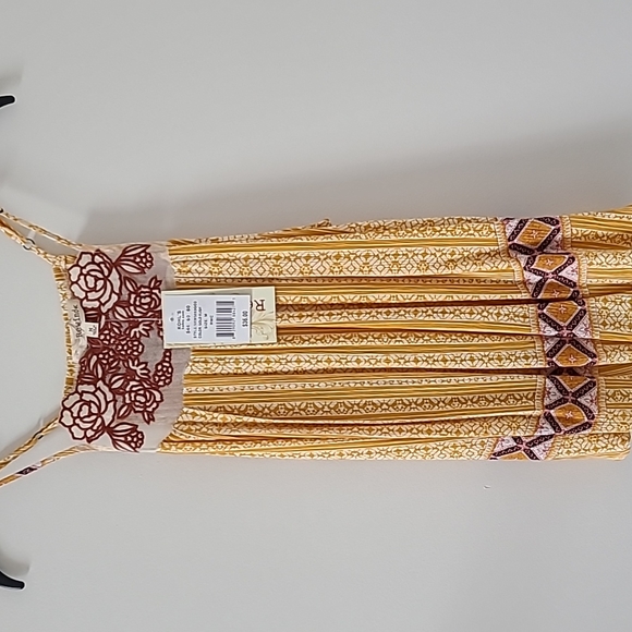 Medium tank top with boho design. - Picture 1 of 4